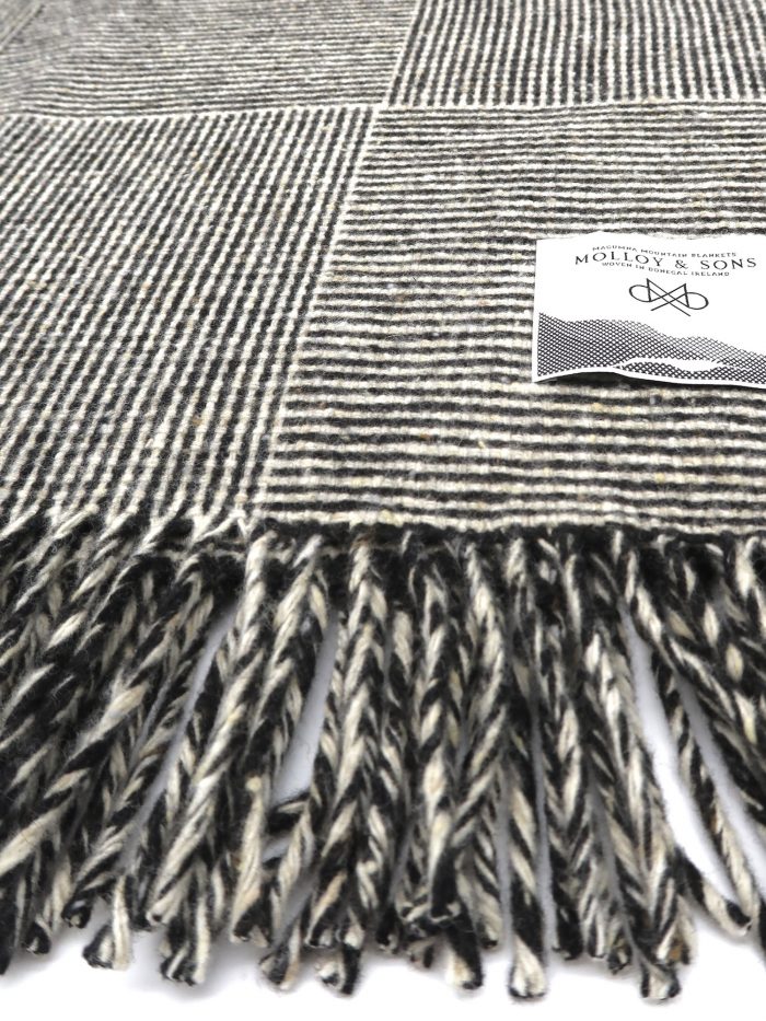 Wolldecke Basket in schwarz und weiß von Molloy and Sons
