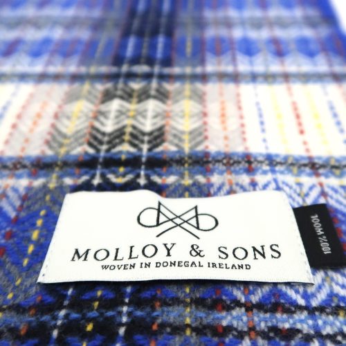 Detail Wollschal Rautenmuster in weiß und blau von Molloy and Sons aus Irland