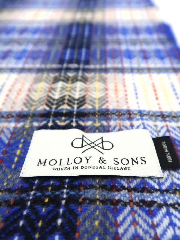 Detail Wollschal Rautenmuster in weiß und blau von Molloy and Sons aus Irland