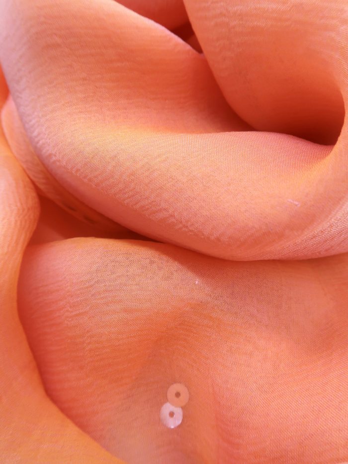 Detail Seide, Seidentuch Chiffon Karma in grapefruit von Saxony Ducks